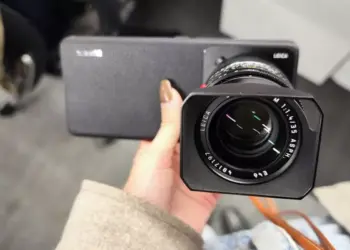 HP Xiaomi dengan lensa kamera Leica eksternal terpasang yang telah mencapai batas pembaruan EOL.