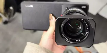 HP Xiaomi dengan lensa kamera Leica eksternal terpasang yang telah mencapai batas pembaruan EOL.