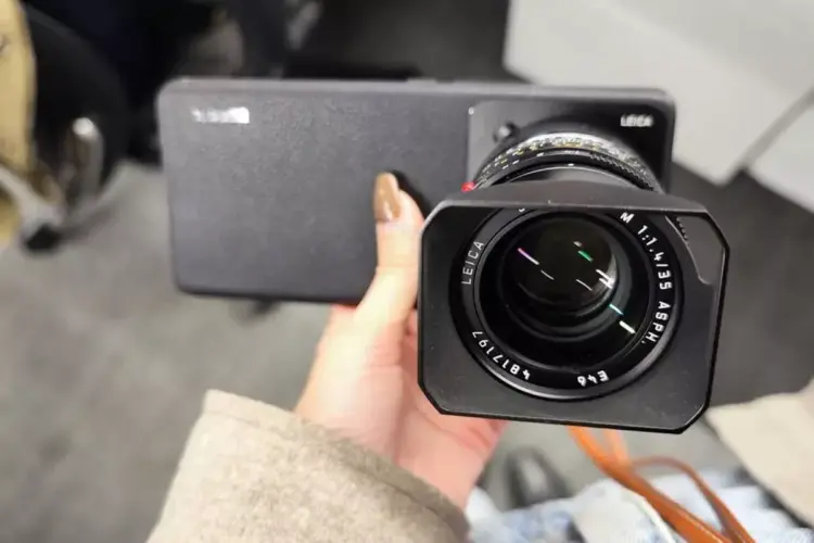 HP Xiaomi dengan lensa kamera Leica eksternal terpasang yang telah mencapai batas pembaruan EOL.