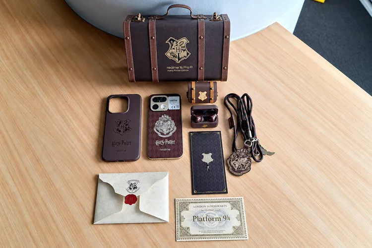 Paket penjualan Realme 16 Pro Edisi Harry Potter lengkap dengan koper, casing, surat Hogwarts, tiket Platform 9 3/4, dan aksesori.