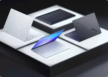 Jajaran varian laptop gaming ASUS ROG Zephyrus warna putih dan hitam yang dipajang di atas platform pameran.