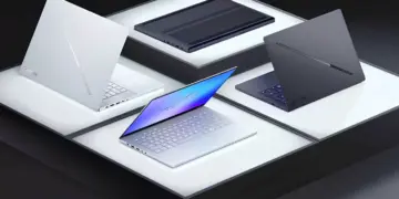 Jajaran varian laptop gaming ASUS ROG Zephyrus warna putih dan hitam yang dipajang di atas platform pameran.