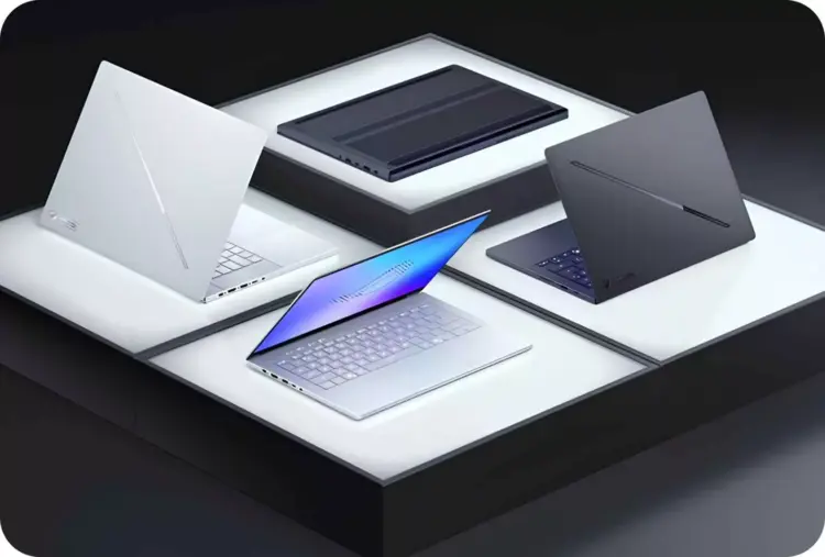 Jajaran varian laptop gaming ASUS ROG Zephyrus warna putih dan hitam yang dipajang di atas platform pameran.