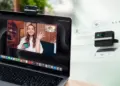 Penggunaan webcam lipat 4K Obsbot Meet Flip pada laptop Macbook Pro saat melakukan panggilan video konferensi.