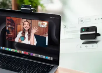 Penggunaan webcam lipat 4K Obsbot Meet Flip pada laptop Macbook Pro saat melakukan panggilan video konferensi.