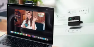 Penggunaan webcam lipat 4K Obsbot Meet Flip pada laptop Macbook Pro saat melakukan panggilan video konferensi.