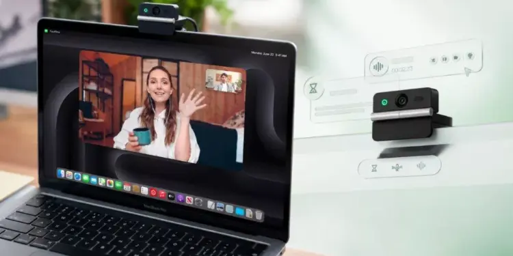 Penggunaan webcam lipat 4K Obsbot Meet Flip pada laptop Macbook Pro saat melakukan panggilan video konferensi.