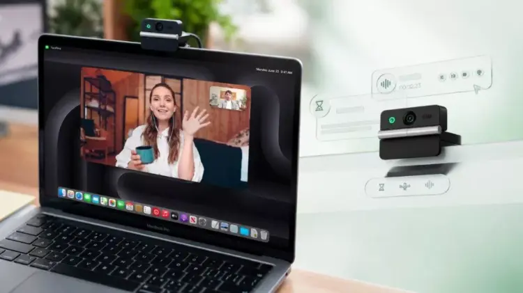Penggunaan webcam lipat 4K Obsbot Meet Flip pada laptop Macbook Pro saat melakukan panggilan video konferensi.