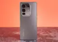 Tampilan bodi belakang smartphone Infinix 5G+ berwarna abu-abu dengan modul kamera persegi.