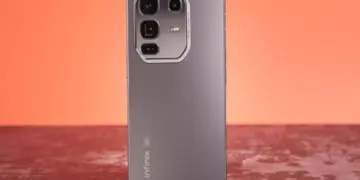 Tampilan bodi belakang smartphone Infinix 5G+ berwarna abu-abu dengan modul kamera persegi.