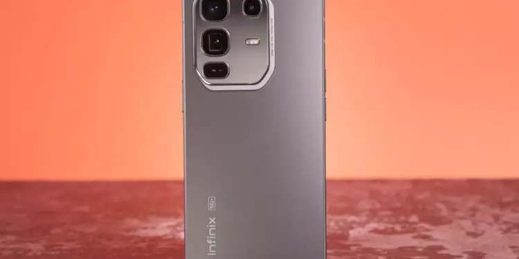 Tampilan bodi belakang smartphone Infinix 5G+ berwarna abu-abu dengan modul kamera persegi.
