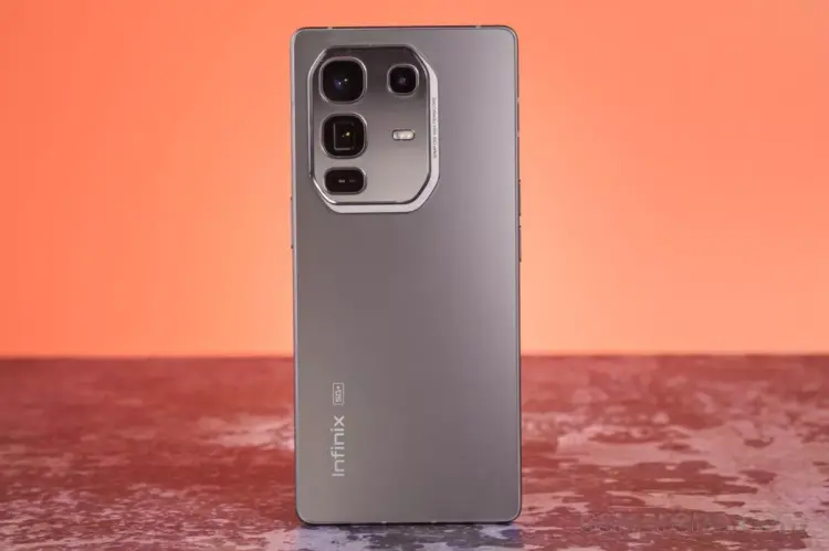 Tampilan bodi belakang smartphone Infinix 5G+ berwarna abu-abu dengan modul kamera persegi.