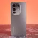 Tampilan bodi belakang smartphone Infinix 5G+ berwarna abu-abu dengan modul kamera persegi.