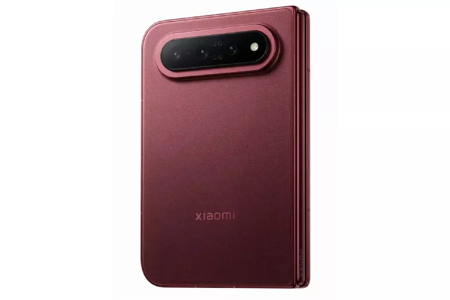 HP baru lipat Xiaomi warna merah marun dalam kondisi terlipat menampilkan modul kamera belakang horizontal.