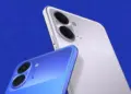 Tampilan sudut kamera dua smartphone budget varian warna biru dan putih perak dengan latar belakang biru.