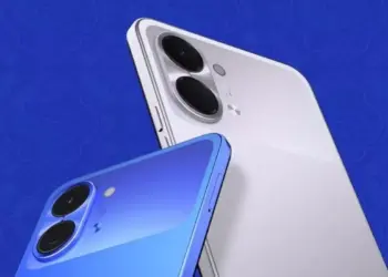 Tampilan sudut kamera dua smartphone budget varian warna biru dan putih perak dengan latar belakang biru.