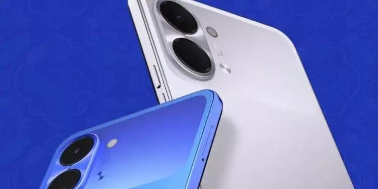 Tampilan sudut kamera dua smartphone budget varian warna biru dan putih perak dengan latar belakang biru.