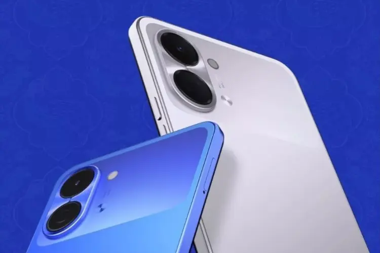 Tampilan sudut kamera dua smartphone budget varian warna biru dan putih perak dengan latar belakang biru.