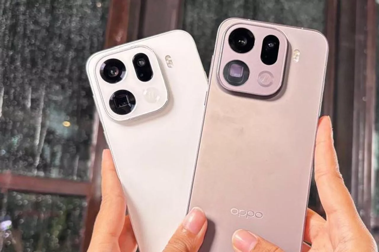 Tangan memegang dua unit Oppo Find X10 warna putih dan krem secara langsung (hands on).