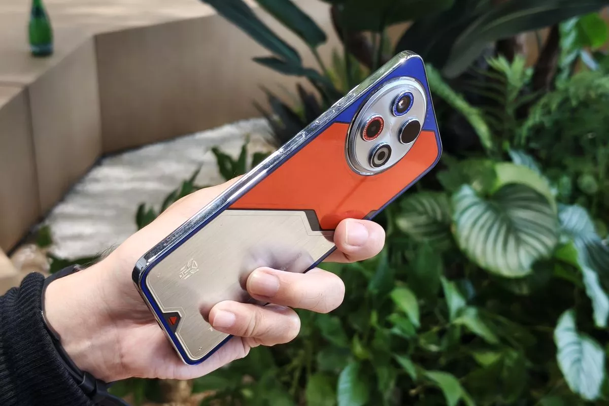 HP Android Murah dengan desain bodi belakang bernuansa mecha warna oranye, silver, dan biru.