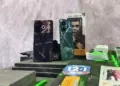 Tampilan fisik unit Tecno Pova 6 Pro 5G beserta boks penjualan edisi Free Fire.