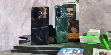 Tampilan fisik unit Tecno Pova 6 Pro 5G beserta boks penjualan edisi Free Fire.