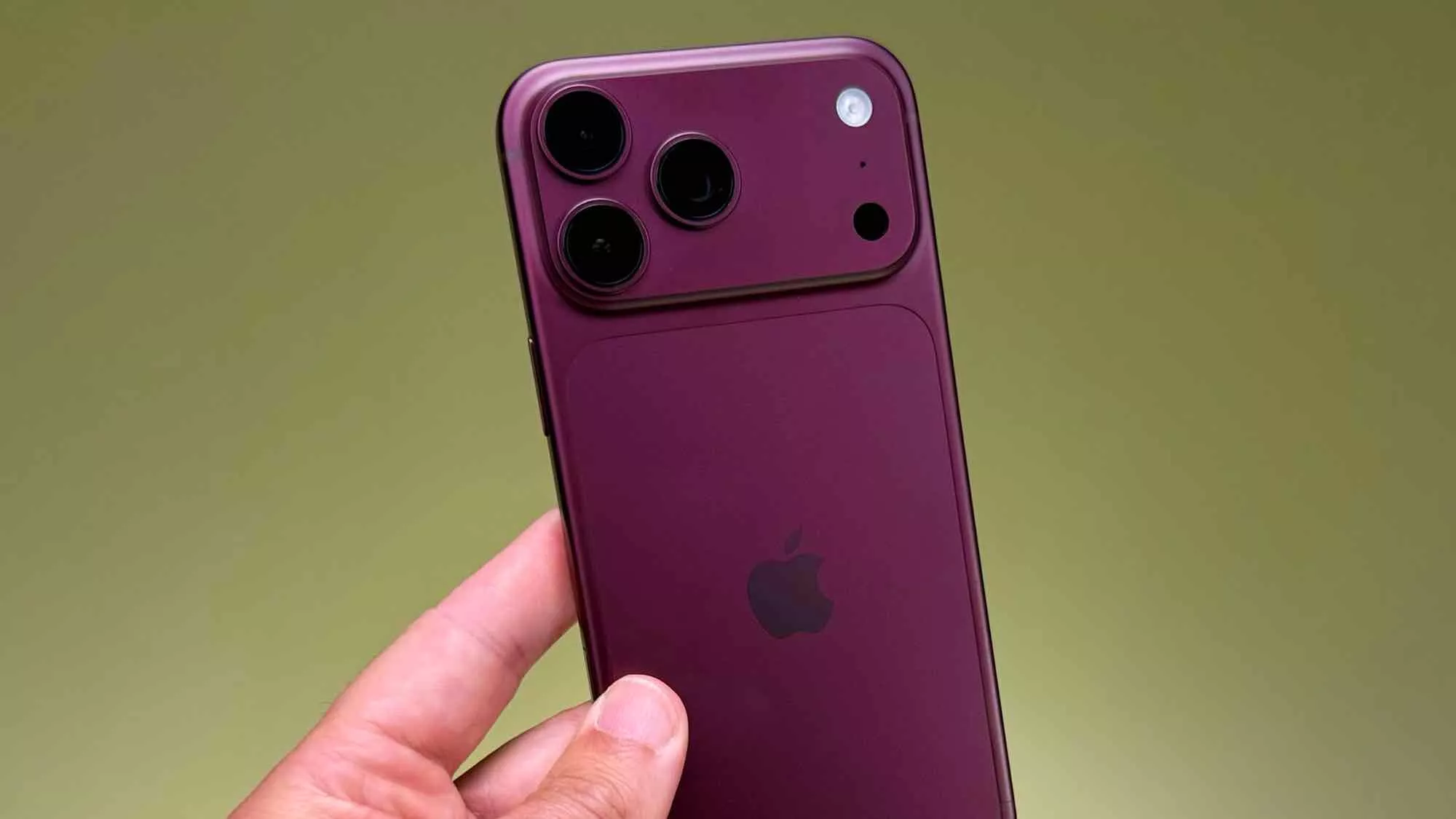 Detail sudut atas bodi belakang iPhone 18 Pro menunjukkan sensor canggih pendukung fitur anti kecerdasan buatan.