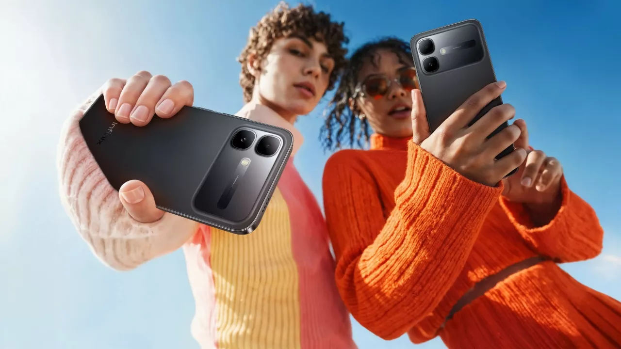 Dua orang model memegang HP Infinix baru berdesain trendi untuk anak muda.