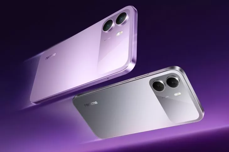 Dua unit HP Realme 2 jutaan varian warna ungu dan perak melayang dengan latar belakang ungu.