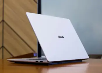 Tampilan bodi belakang ASUS Vivobook S14 S5452MA berbahan metal tipis dan elegan di atas meja kayu.
