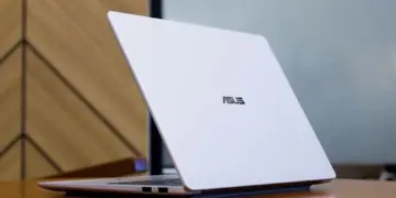 Tampilan bodi belakang ASUS Vivobook S14 S5452MA berbahan metal tipis dan elegan di atas meja kayu.