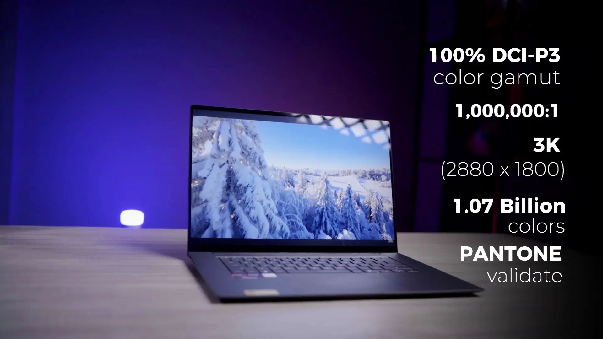 Layar 3K OLED ASUS Zenbook S16 OLED menampilkan visual pemandangan salju tajam dengan spesifikasi Pantone Validated.