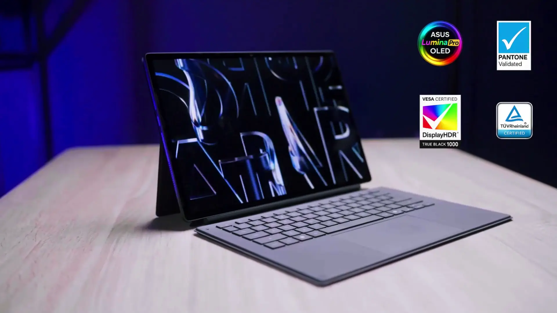 Laptop hibrida ASUS ProArt PZ14 posisi tenda, layar OLED 14 inci 3K, logo sertifikasi (ASUS Lumina, Pantone, VESA, TÜV), studio lampu biru.