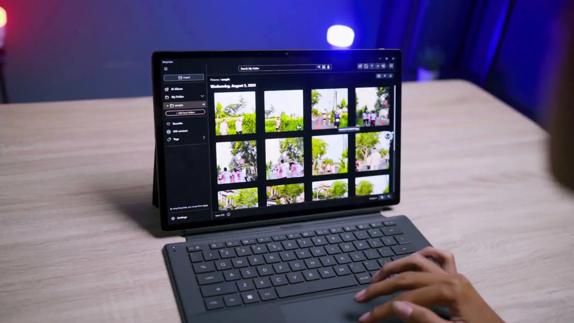 Laptop ASUS ProArt PZ14 menjalankan aplikasi StoryCube berbasis AI NPU untuk manajemen galeri foto.