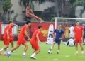 Para pemain dan pelatih Timnas Indonesia saat menjalani sesi latihan persiapan pertandingan