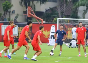 Para pemain dan pelatih Timnas Indonesia saat menjalani sesi latihan persiapan pertandingan