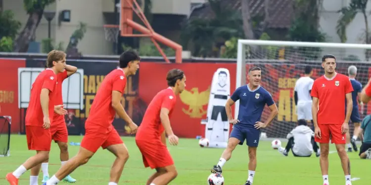 Para pemain dan pelatih Timnas Indonesia saat menjalani sesi latihan persiapan pertandingan