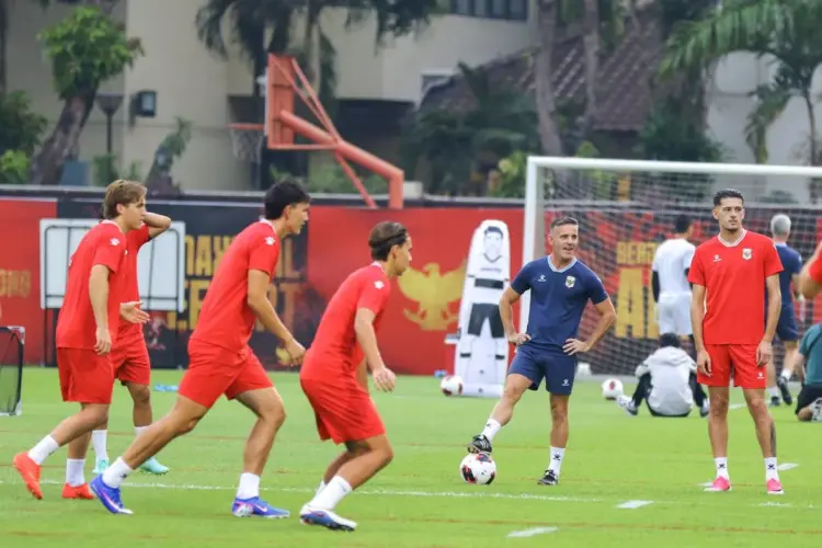 Para pemain dan pelatih Timnas Indonesia saat menjalani sesi latihan persiapan pertandingan