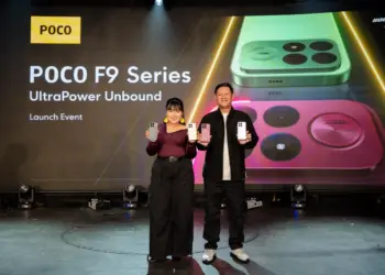 Peluncuran resmi POCO F9 Series di Indonesia menampilkan perwakilan POCO memegang perangkat smartphone.