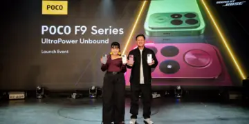 Peluncuran resmi POCO F9 Series di Indonesia menampilkan perwakilan POCO memegang perangkat smartphone.