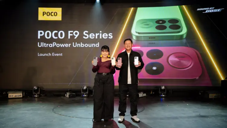 Peluncuran resmi POCO F9 Series di Indonesia menampilkan perwakilan POCO memegang perangkat smartphone.