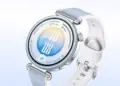 Smartwatch Huawei Watch GT 7 Series warna biru muda dengan layar bulat cerah dan strap putih elastis.