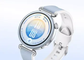 Smartwatch Huawei Watch GT 7 Series warna biru muda dengan layar bulat cerah dan strap putih elastis.
