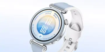 Smartwatch Huawei Watch GT 7 Series warna biru muda dengan layar bulat cerah dan strap putih elastis.