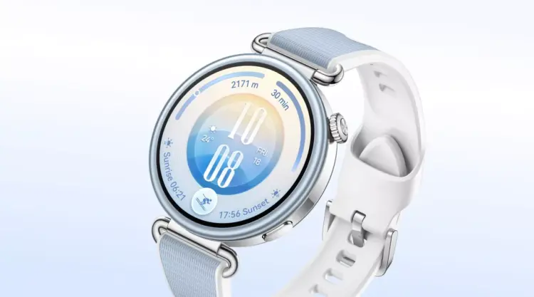 Smartwatch Huawei Watch GT 7 Series warna biru muda dengan layar bulat cerah dan strap putih elastis.