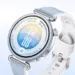 Smartwatch Huawei Watch GT 7 Series warna biru muda dengan layar bulat cerah dan strap putih elastis.