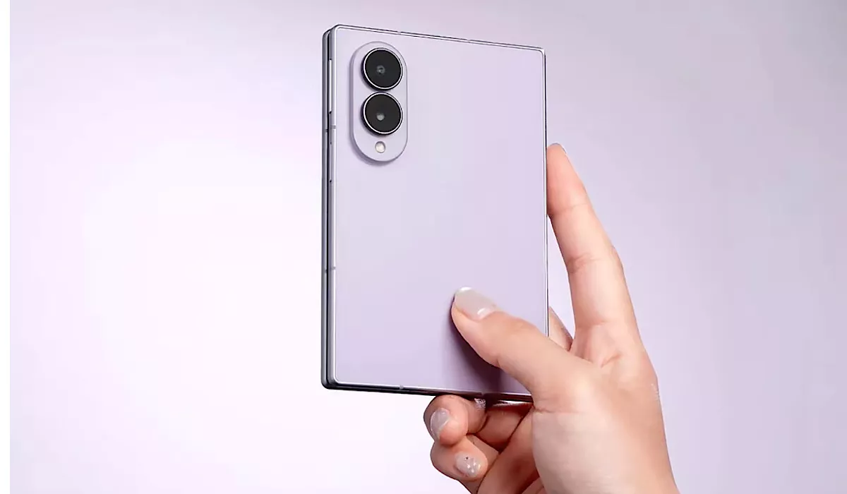 Tangan memegang smartphone Samsung Galaxy Z Fold8 warna ungu dalam kondisi terlipat rapat menunjukkan ketahanan engsel.