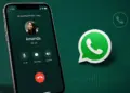 Tampilan layar smartphone yang sedang melakukan panggilan telepon WhatsApp suara.