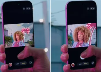 Seseorang mengambil foto selfie menggunakan HP kamera depan terbaik dengan tampilan autofocus wajah di layar.