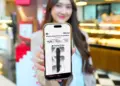 Seseorang menunjukkan layar smartphone berisi penawaran promo bundling Telkomsel untuk paket iPhone 18 Pro.